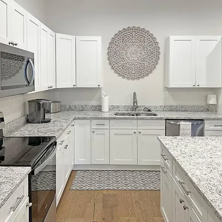 Spacious Freshly Renovated Townhome- Scenic Side